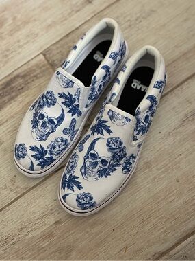 RAAD Shop Kicks Blue/White Skull+Roses Size 10 Women, 8 Male—NEW WITHOUT BOX